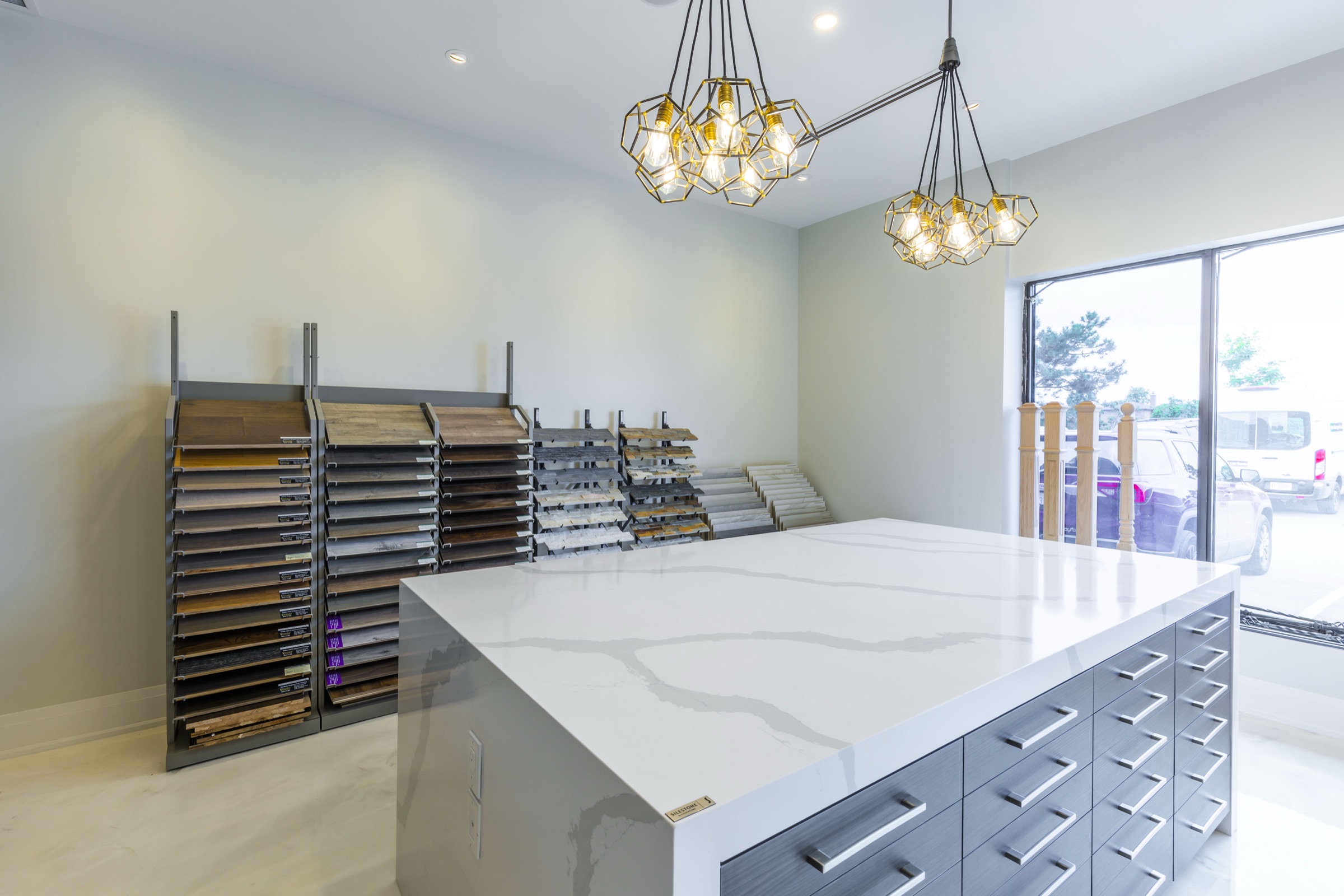 Kitchen fronts, surfaces, edges and hardware compared together